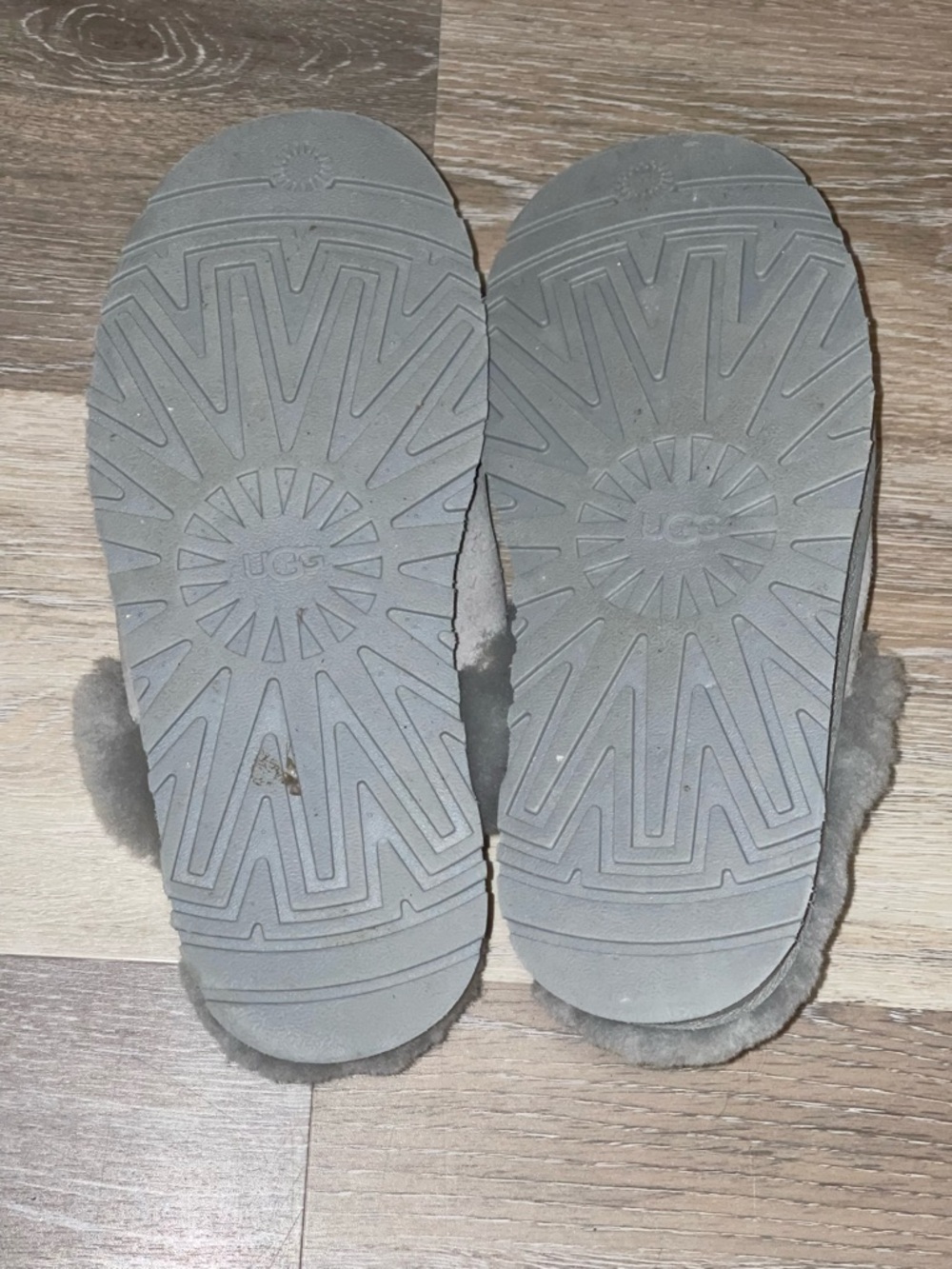 UGG Disquette Shearling Logo Platform Slippers - Picture 5 of 6